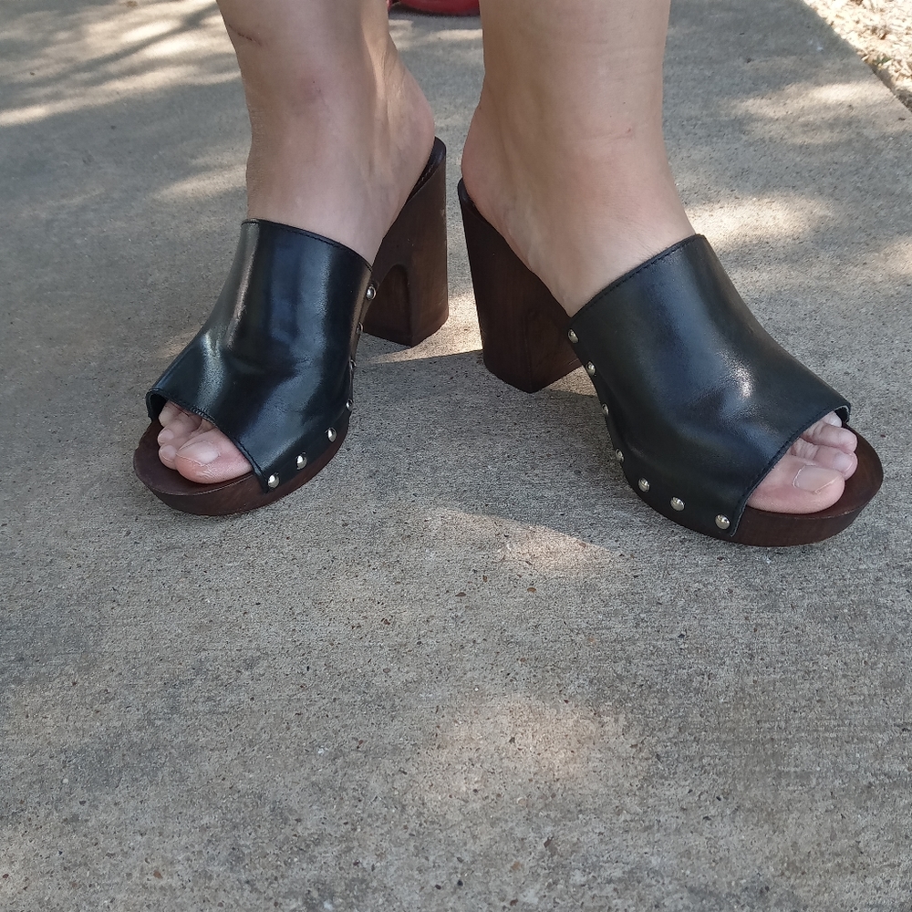 Black/wooden block shoe.
